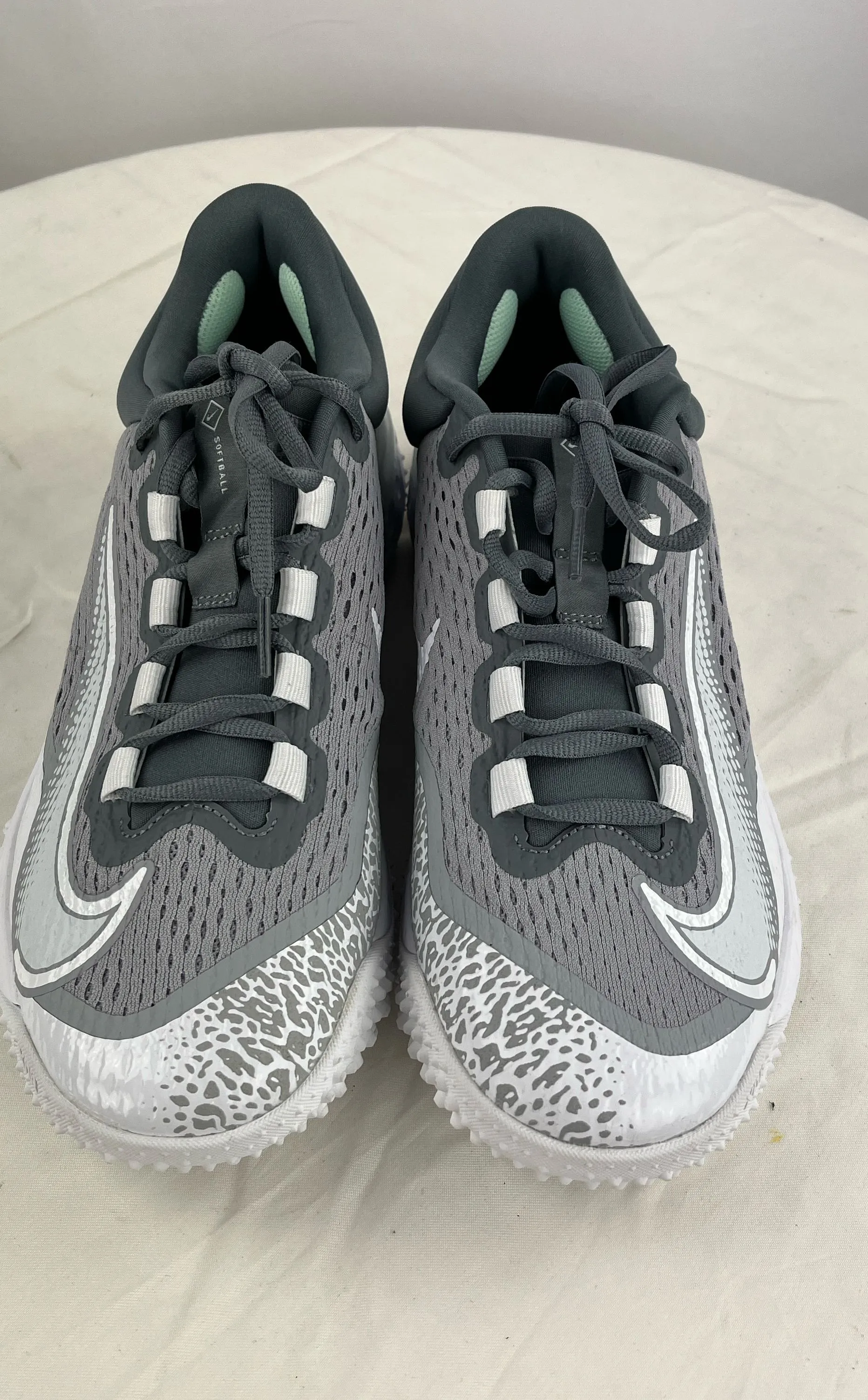 NIKE Women's Grey Alpha Huarache Elite 4 Softball Turf Shoes Size 9.5