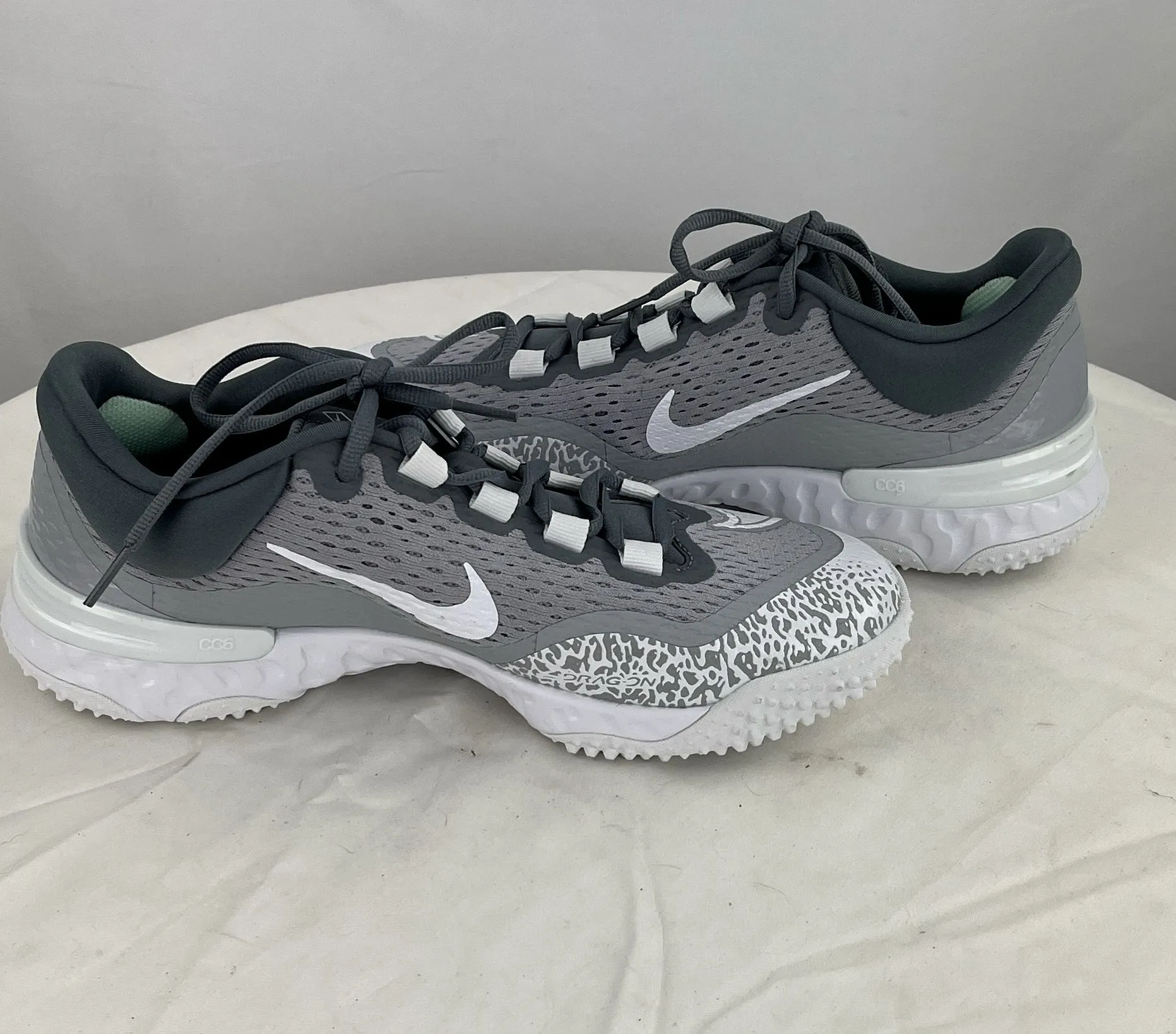 NIKE Women's Grey Alpha Huarache Elite 4 Softball Turf Shoes Size 9.5