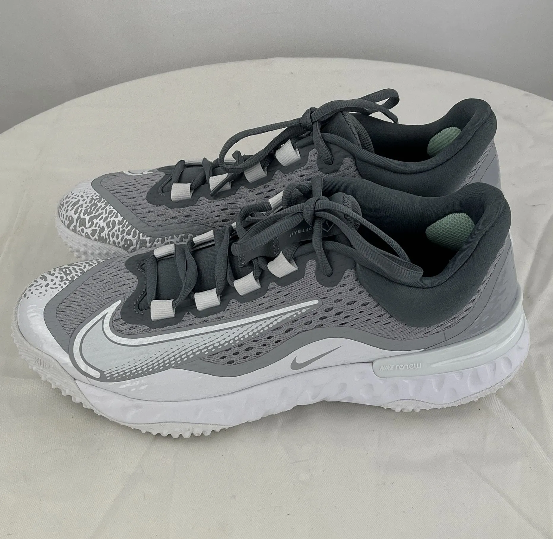 NIKE Women's Grey Alpha Huarache Elite 4 Softball Turf Shoes Size 9.5